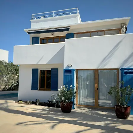 Exclusiva Frente Al Mar Con Jardin Y Piscina Cala Blanca (Menorca)