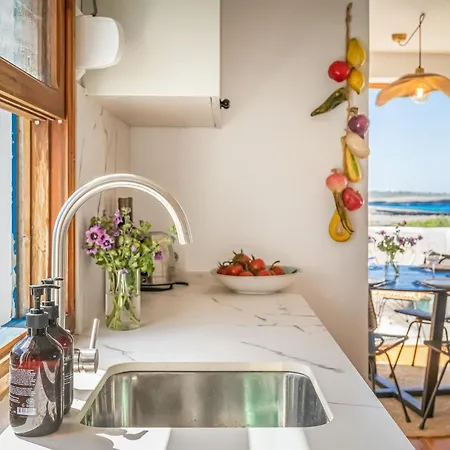 Exclusiva Frente Al Mar Con Jardin Y Piscina * Cala Blanca (Menorca)