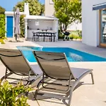 Exclusiva Frente Al Mar Con Jardin Y Piscina Villa