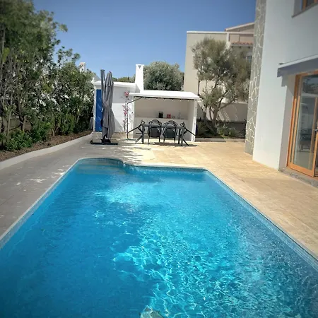 Exclusiva Frente Al Mar Con Jardin Y Piscina * Cala Blanca (Menorca)