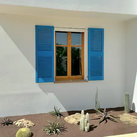 Villa Exclusiva Frente Al Mar Con Jardin Y Piscina