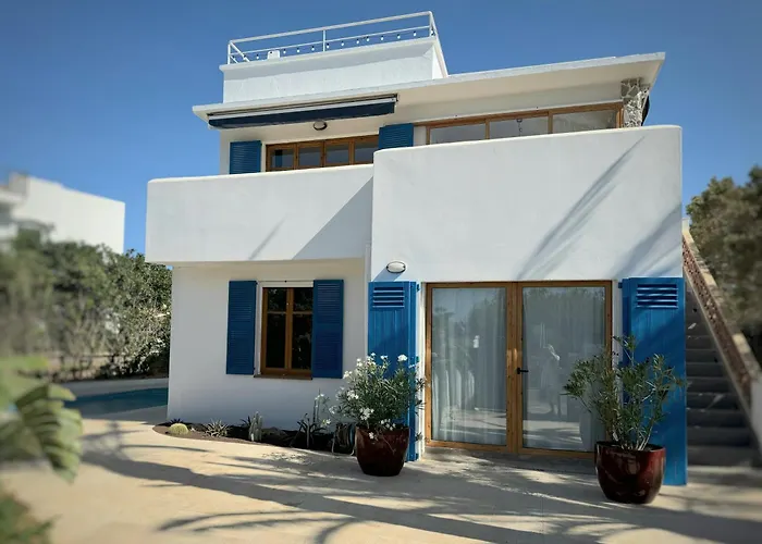 Exclusiva Frente Al Mar Con Jardin Y Piscina Cala Blanca (Menorca)