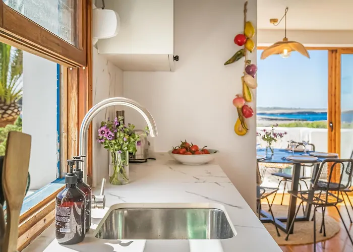 Exclusiva Frente Al Mar Con Jardin Y Piscina * Cala Blanca (Menorca)